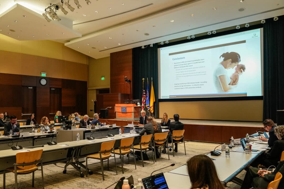 El Comité Asesor sobre Prácticas de Inmunización de los CDC se reúne en Atlanta, Georgia, el 25 de junio de 2025. (Elijah Nouvelage/Getty Images).