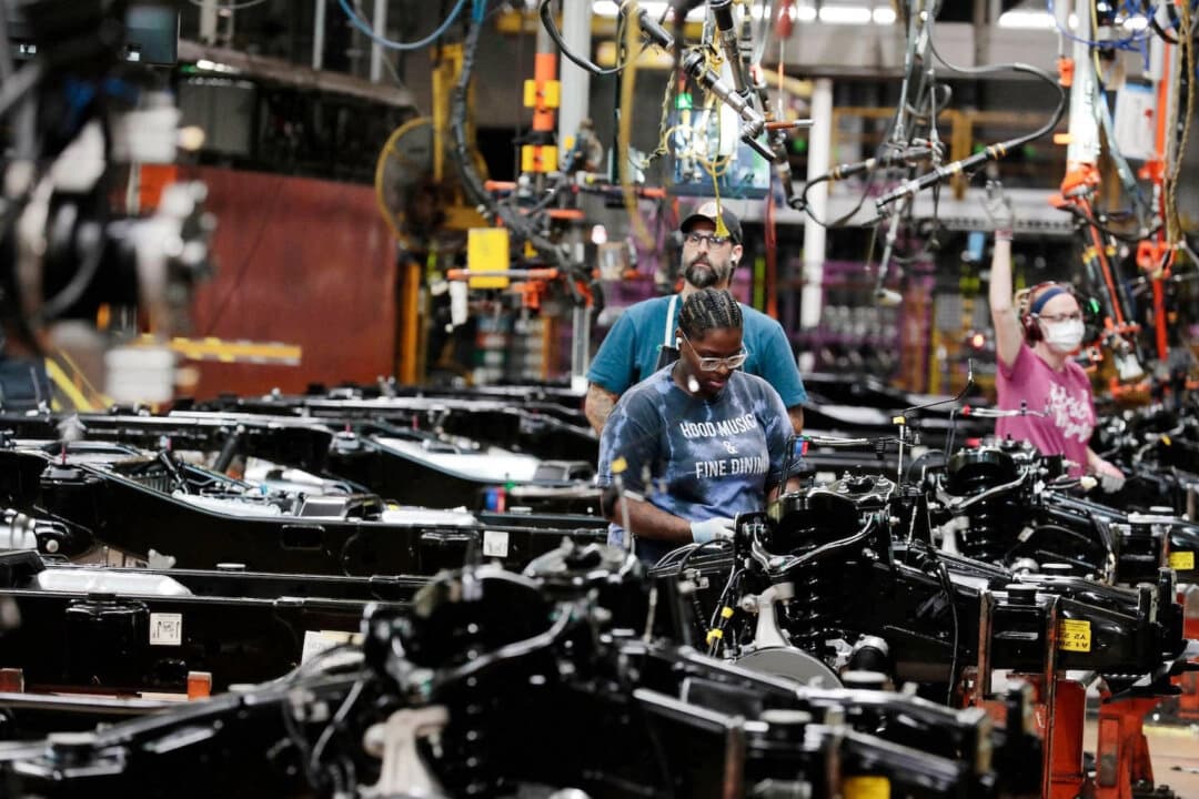 Empleo en fábricas de EE. UU. cae a su nivel más bajo en 5 años mientras se agrava recesión del sector