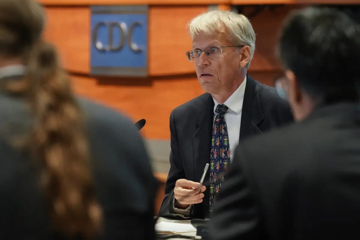 Martin Kulldorff, nuevo presidente del Comité Asesor sobre Prácticas de Inmunización de los CDC, durante una reunión del comité en Atlanta, Georgia, el 25 de junio de 2025. (Elijah Nouvelage/Getty Images)