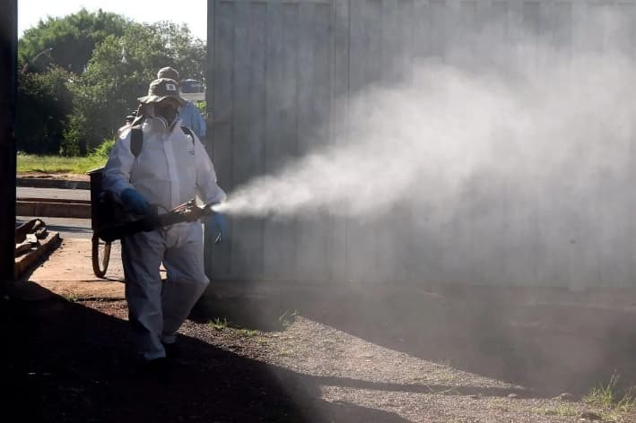 Un empleado de la Fundación Nacional de Salud de Brasil fumiga contra el mosquito Aedes aegypti, vector del dengue, la fiebre chikungunya y el virus del Zika, en Gama, Brasil, el 17 de febrero de 2016. (Evaristo Sa/AFP/Getty Images)