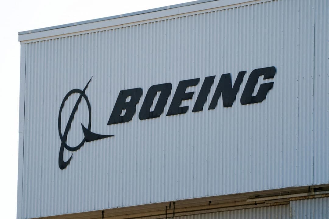 Trabajadores de Boeing que fabrican aviones de combate se declaran en huelga