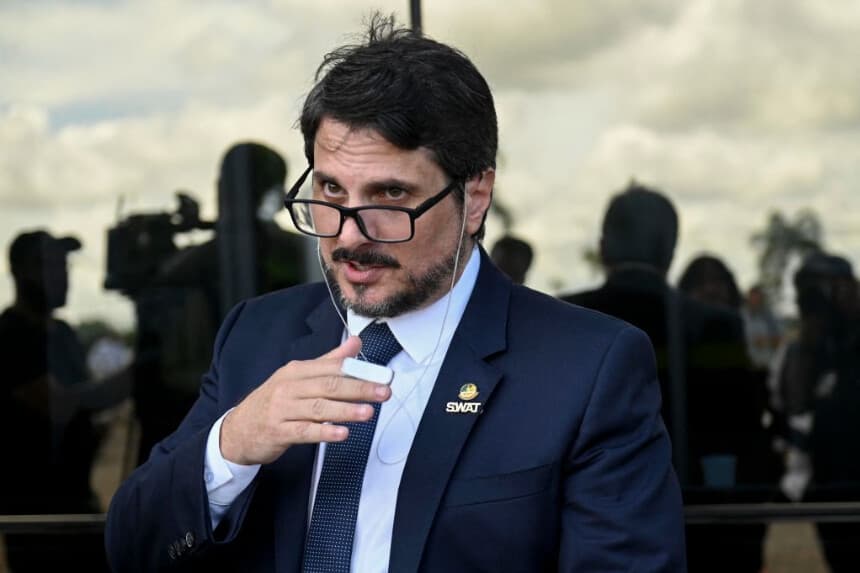 Tras regresar de EE. UU. senador bolsonarista es detenido y le colocan brazalete electrónico