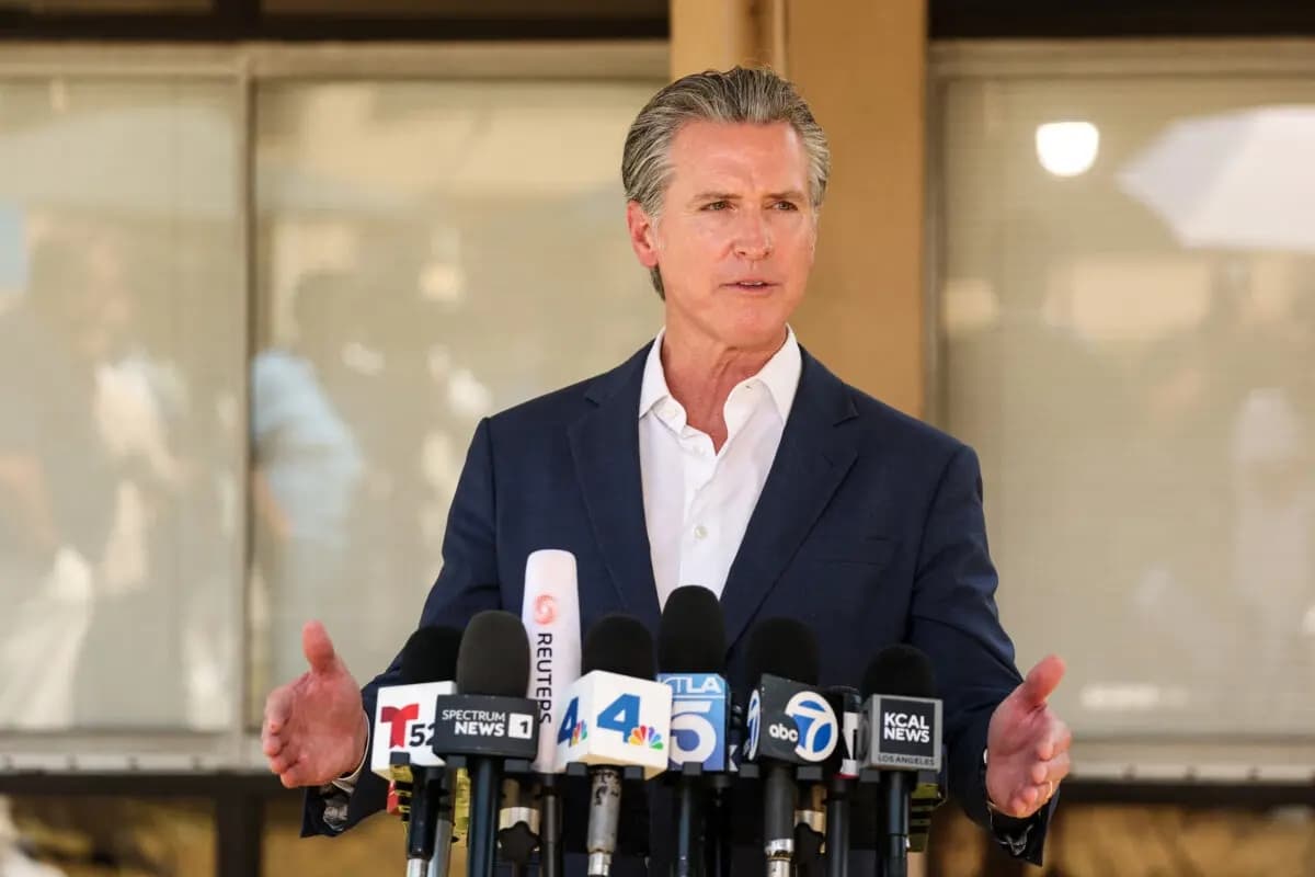 El gobernador de California, Gavin Newsom, ofrece una rueda de prensa en la iglesia Downey Memorial Christian Church de Downey, California, el 16 de julio de 2025. (Patrick T. Fallon/AFP a través de Getty Images)