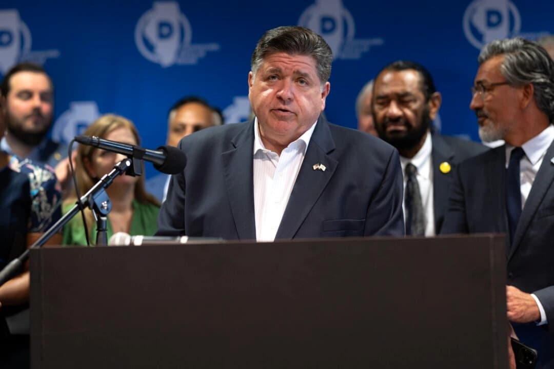 El gobernador de Illinois, J. B. Pritzker, habla durante una conferencia de prensa con demócratas de Texas en la sede del sindicato International Union of Painters and Allied Trades en Aurora, Illinois, el 5 de agosto de 2025. (Scott Olson/Getty Images)