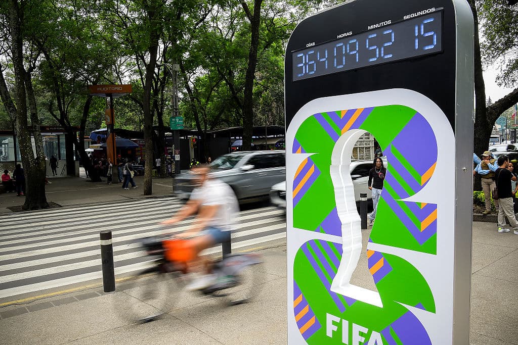 Un ciclista pasa junto al reloj con la cuenta regresiva para la Copa Mundial de la FIFA 2026 en el Paseo de la Reforma, en la Ciudad de México, el 11 de junio de 2025. (RODRIGO OROPEZA/AFP a través de Getty Images)
