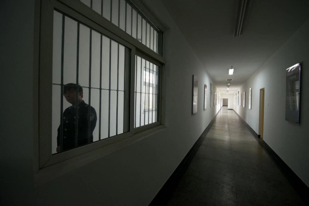 Grupo de defensa insta a China a levantar la prohibición de salida de niño de 7 años y su madre