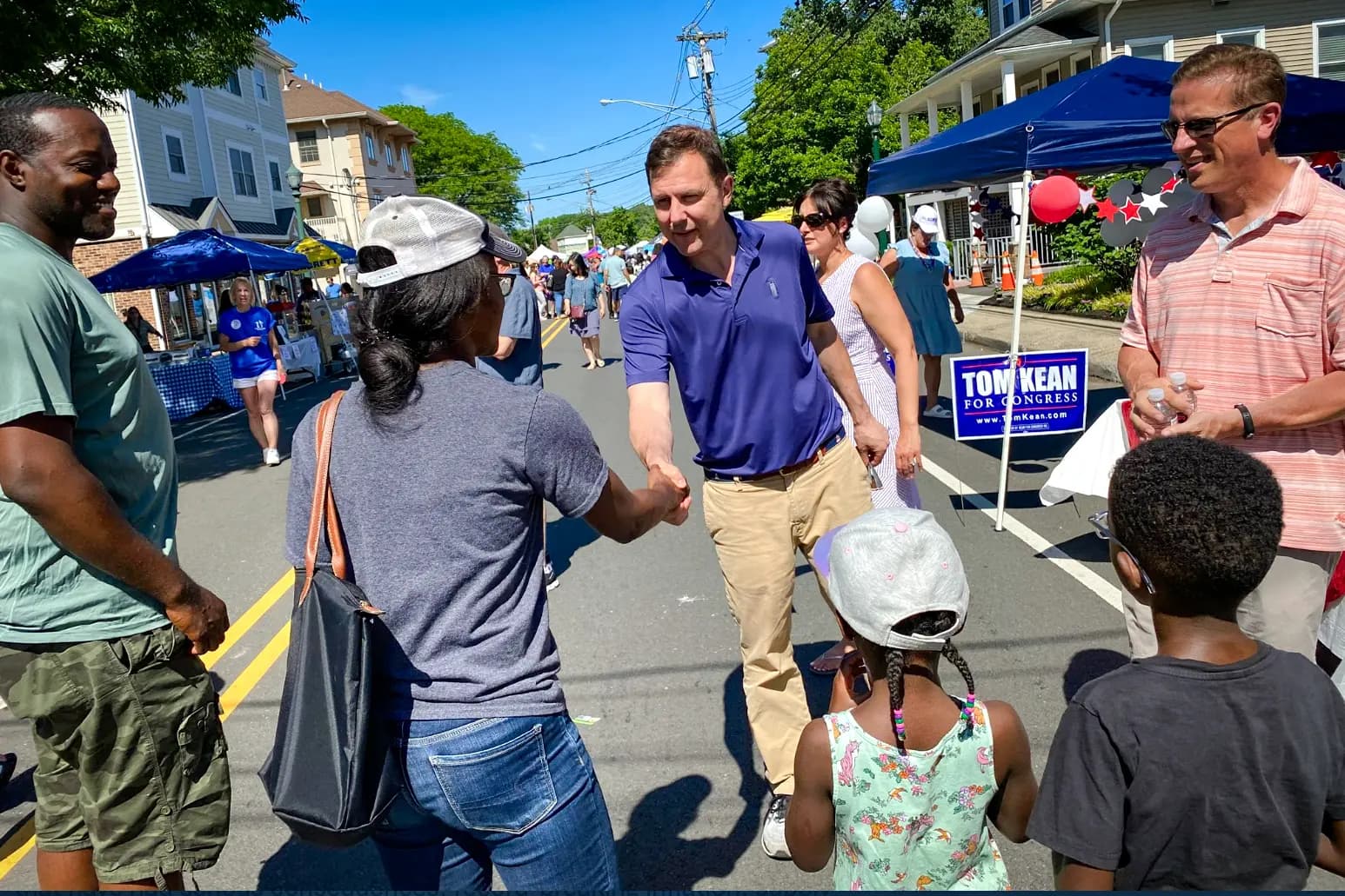 El candidato republicano al Congreso por el distrito 7 de Nueva Jersey, Tom Kean, Jr., que se enfrenta al actual representante Tom Malinowski (D-N.J.) en las elecciones de noviembre, saluda a los votantes durante una fiesta callejera en Berkeley Heights, Nueva Jersey, en junio de 2025. (Cortesía de Tom Kean para el Congreso).
