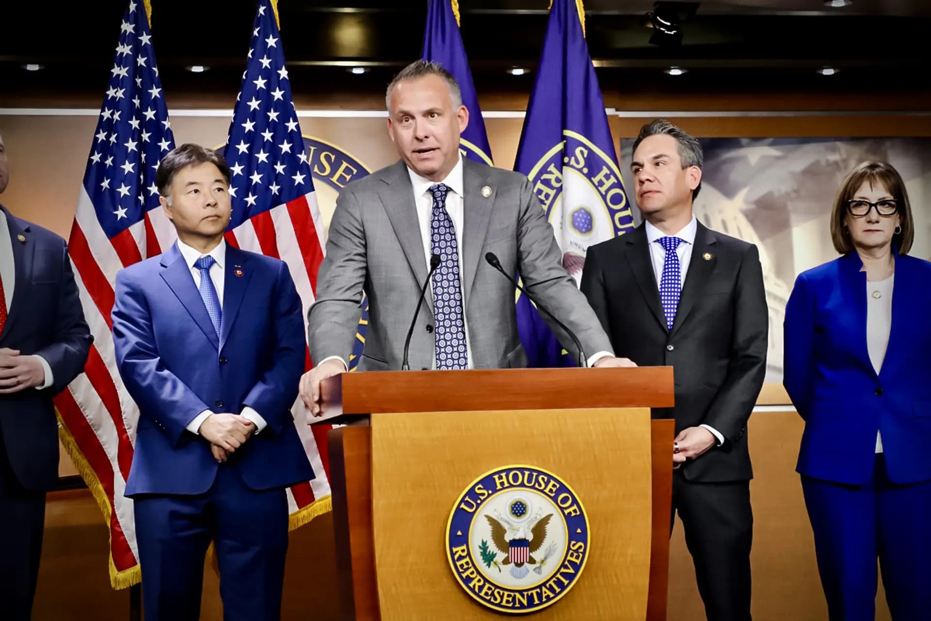 El representante Adam Gray (D-Calif.) analiza los riesgos de los aranceles generales sobre las exportaciones agrícolas durante una rueda de prensa en Washington el 8 de abril de 2025. (Oficina del congresista Adam Gray)