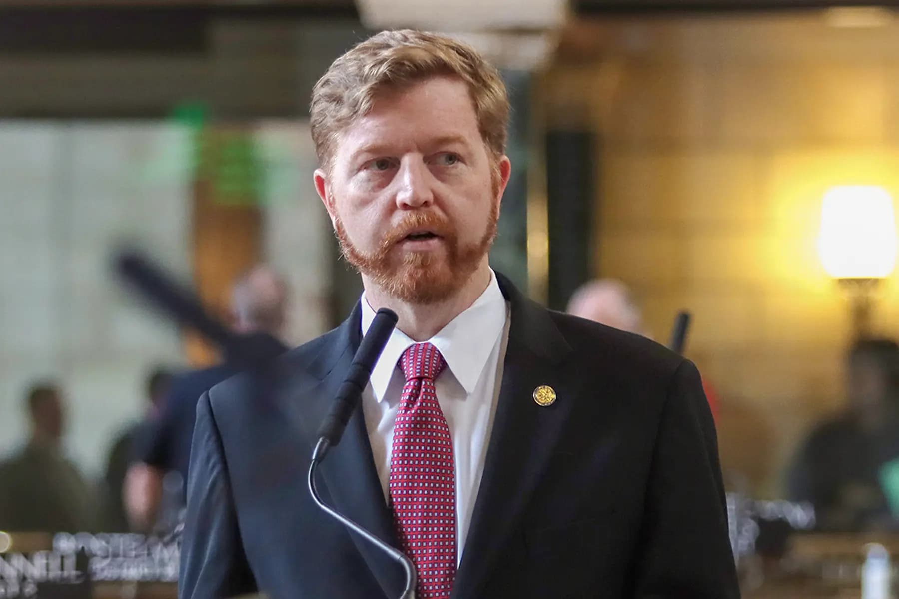 (Arriba) El representante Don Bacon (R-Neb.) llega a una reunión de la Conferencia Republicana de la Cámara de Representantes en el Capitolio de los Estados Unidos el 6 de mayo de 2025. El congresista, que ha ocupado el cargo durante cinco mandatos, ha anunciado que no se presentará a la reelección. (Abajo) El senador estatal de Nebraska John Cavanaugh en una imagen de archivo. (Andrew Harnik/Getty Images, Legislatura de Nebraska)