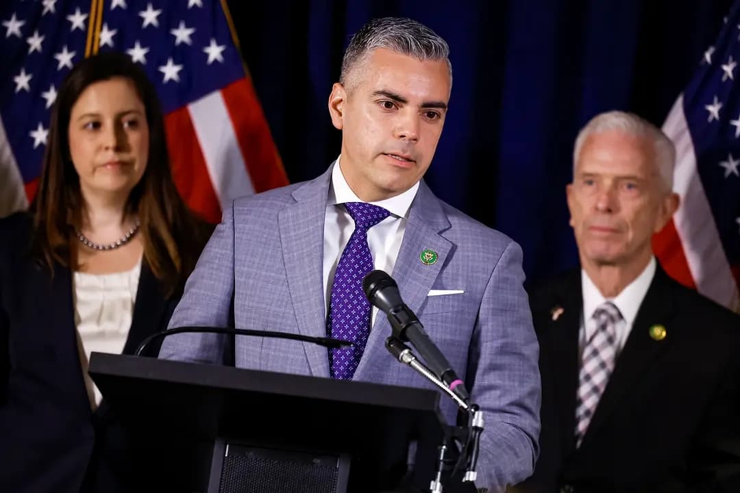 El representante Juan Ciscomani (R-Ariz.) (C) habla con los periodistas tras una reunión del Partido Republicano en el Capitolio, en Washington, el 28 de febrero de 2023. (Chip Somodevilla/Getty Images)