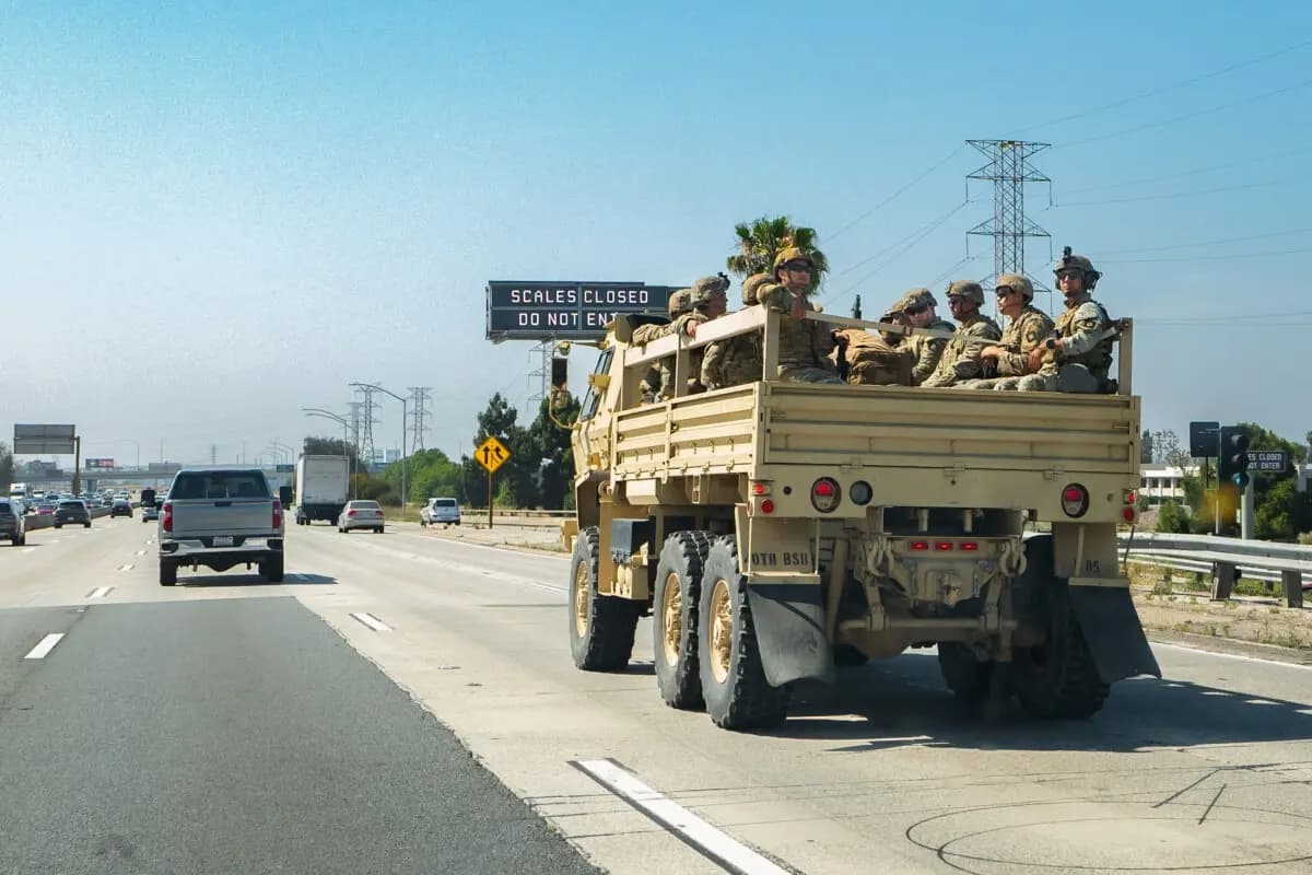 Una unidad militar avanza por la autopista 405 en respuesta a los disturbios en Los Ángeles, el 10 de junio de 2025. (John Fredricks/The Epoch Times)