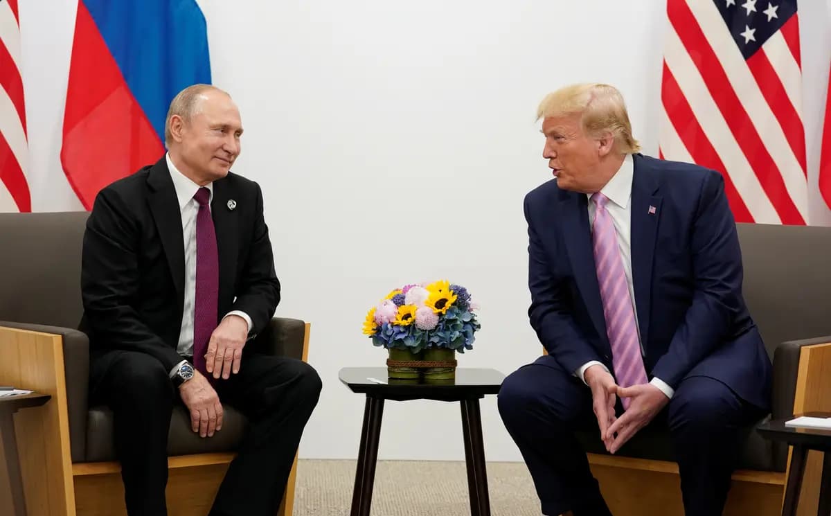 El presidente ruso, Vladímir Putin, y el presidente estadounidense, Donald Trump, conversan durante una reunión bilateral en la cumbre de líderes del G20 en Osaka, Japón, el 28 de junio de 2019. (Reuters/Kevin Lamarque/Foto de archivo)