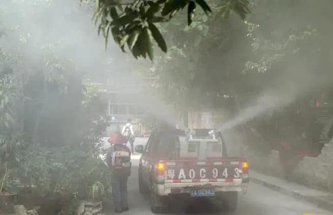 Un vehículo oficial rocía desinfectantes destinados a esterilizar y eliminar los mosquitos en la ciudad de Guangzhou, provincia de Guangdong, China, a finales de septiembre de 2014. Los casos de dengue alcanzaron más de 10 743 en Guangdong el 28 de septiembre de 2014. (Captura de pantalla/163.com).