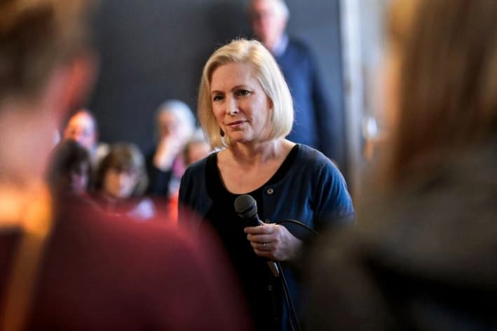 Sen. Gillibrand insta al gobierno a revocar orden que convierte el inglés en idioma oficial de EE. UU.