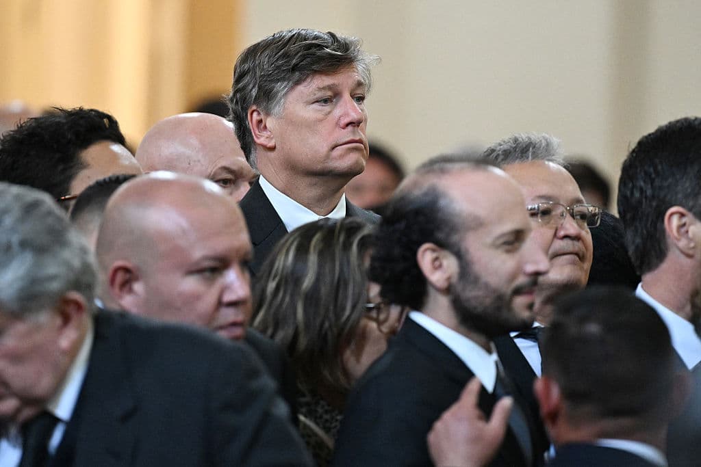 <em>El subsecretario de Estado de Estados Unidos, Christopher Landau, asiste a una misa fúnebre en la Catedral Metropolitana de Bogotá el 13 de agosto de 2025. (LUIS ACOSTA/AFP a través de Getty Images)</em>