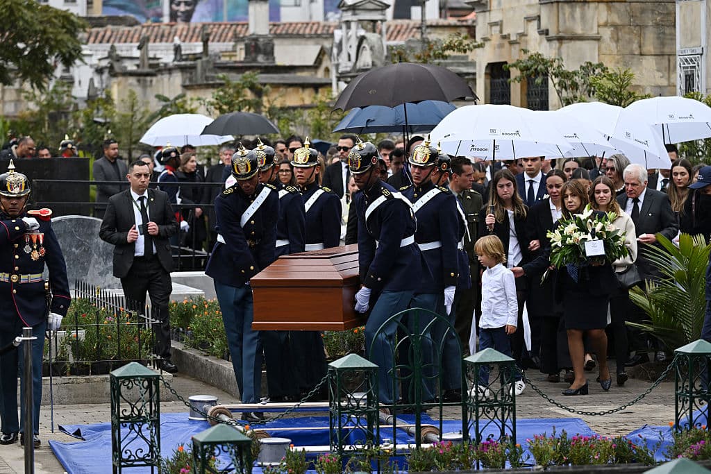 Miembros de la Guardia Presidencial trasladan el féretro del candidato presidencial colombiano y senador Miguel Uribe durante su entierro en el Cementerio Central de Bogotá el 13 de agosto de 2025. (RAUL ARBOLEDA/AFP a través de Getty Images)
