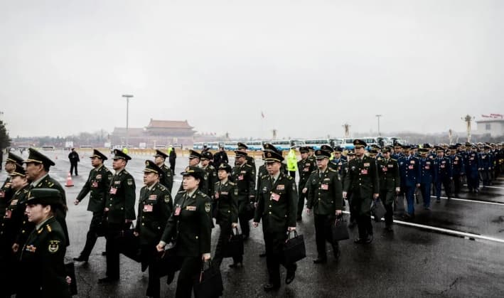 Delegados militares llegan a la sesión inaugural de la Asamblea Popular Nacional en el Gran Salón del Pueblo en Beijing, el 5 de marzo de 2024. (Lintao Zhang/Getty Images)