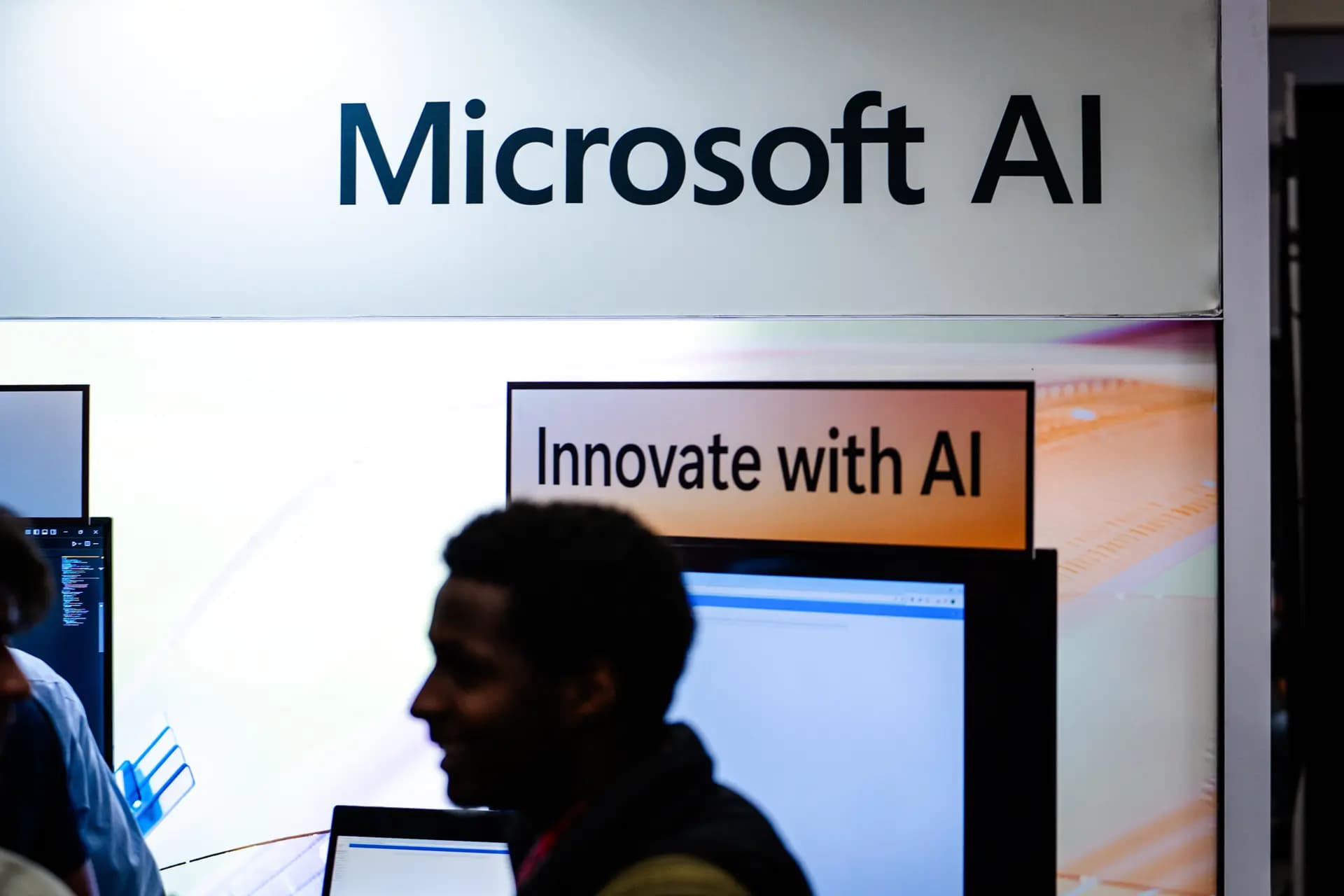 Un cartel de Microsoft en un stand de un evento en Washington el 2 de junio de 2025. En 2023, la compañía reveló una cibercampaña "sigilosa y específica" respaldada por el PCCh contra infraestructura crítica estadounidense, a la que denominó "Volt Typhoon". (Madalina Vasiliu/The Epoch Times).