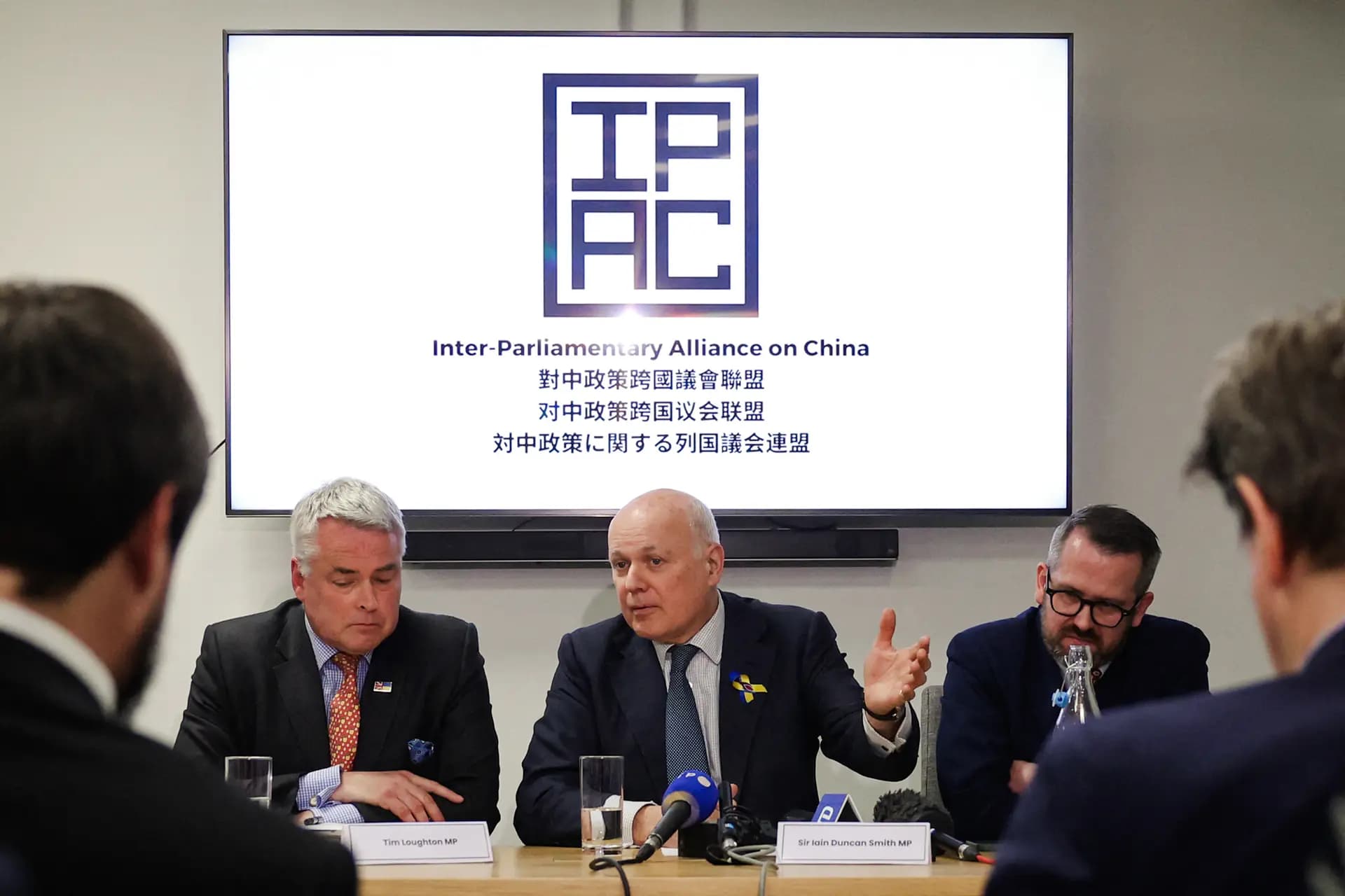 (De izq. a der.) El diputado conservador británico Tim Loughton, el exlíder conservador Iain Duncan Smith y el exportavoz de defensa del SNP, Stewart McDonald, de la Alianza Interparlamentaria sobre China, ofrecen una conferencia de prensa en el centro de Londres el 25 de marzo de 2024. (Daniel Leal/AFP vía Getty Images)