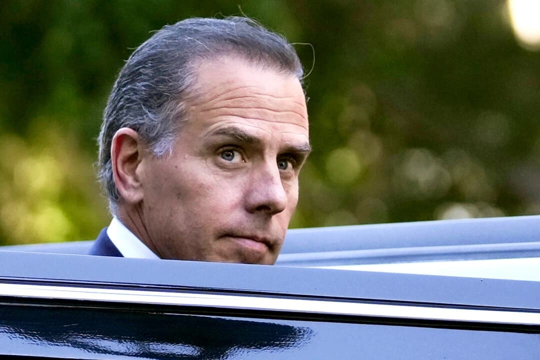 Hunter Biden sube a un vehículo al salir de la Corte federal de Los Ángeles tras declararse culpable de delitos fiscales federales el 5 de septiembre de 2024. (Eric Thayer/AP Photo)

