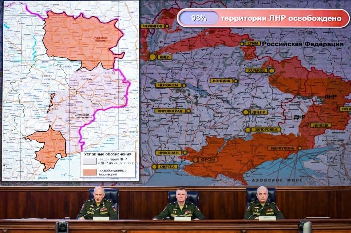Un mapa de Ucrania se muestra mientras altos funcionarios de defensa rusos informan sobre las operaciones militares en Ucrania, en Moscú, el 25 de marzo de 2022. (Natalia Kolesnikova/AFP a través de Getty Images)