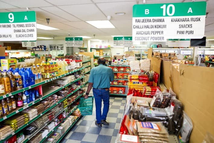 Un cliente compra productos importados de la India en el barrio de Little India, en Artesia (California), el 7 de agosto de 2025. Trump afirmó que la reciente decisión de su Administración de imponer un arancel del 50 % a la India por seguir comprando combustibles fósiles rusos probablemente influyó en Putin para iniciar la próxima reunión en Alaska. (Patrick T. Fallon/AFP a través de Getty Images)