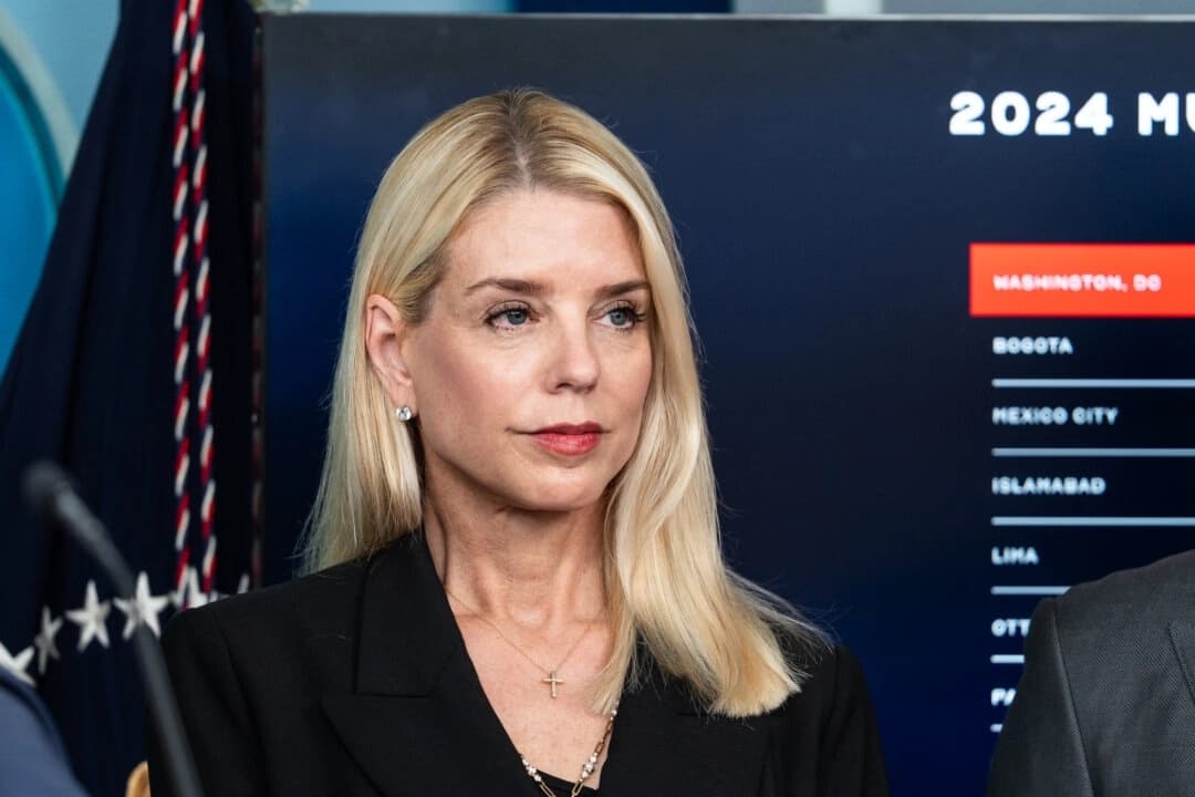 La fiscal general Pam Bondi habla durante una rueda de prensa en la Casa Blanca, en Washington, el 11 de agosto de 2025. (Madalina Kilroy/The Epoch Times)