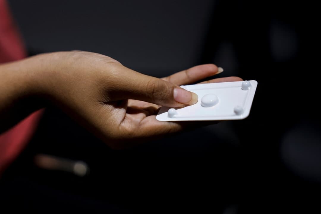 Una paciente se prepara para tomar mifepristona, el primer medicamento utilizado en un aborto médico, en una clínica de Carbondale, Illinois, el 20 de abril de 2023. (Evelyn Hockstein/Reuters)