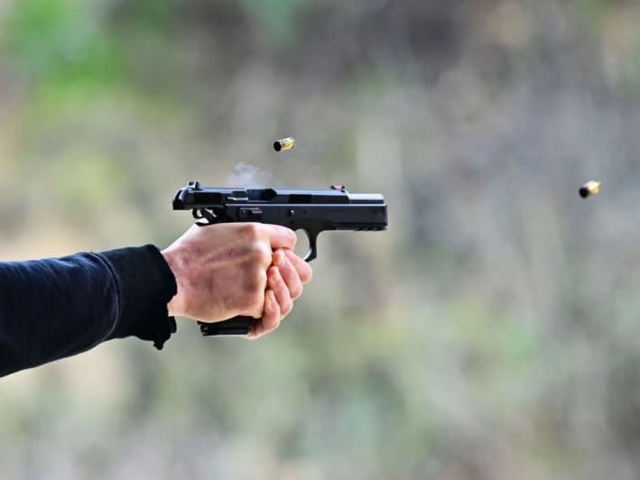 Un hombre dispara una pistola durante una clase de defensa con pistola en el Burro Canyon Shooting Park de Azusa, California, el 12 de febrero de 2023. (Frederic J. Brown/AFP a través de Getty Images)