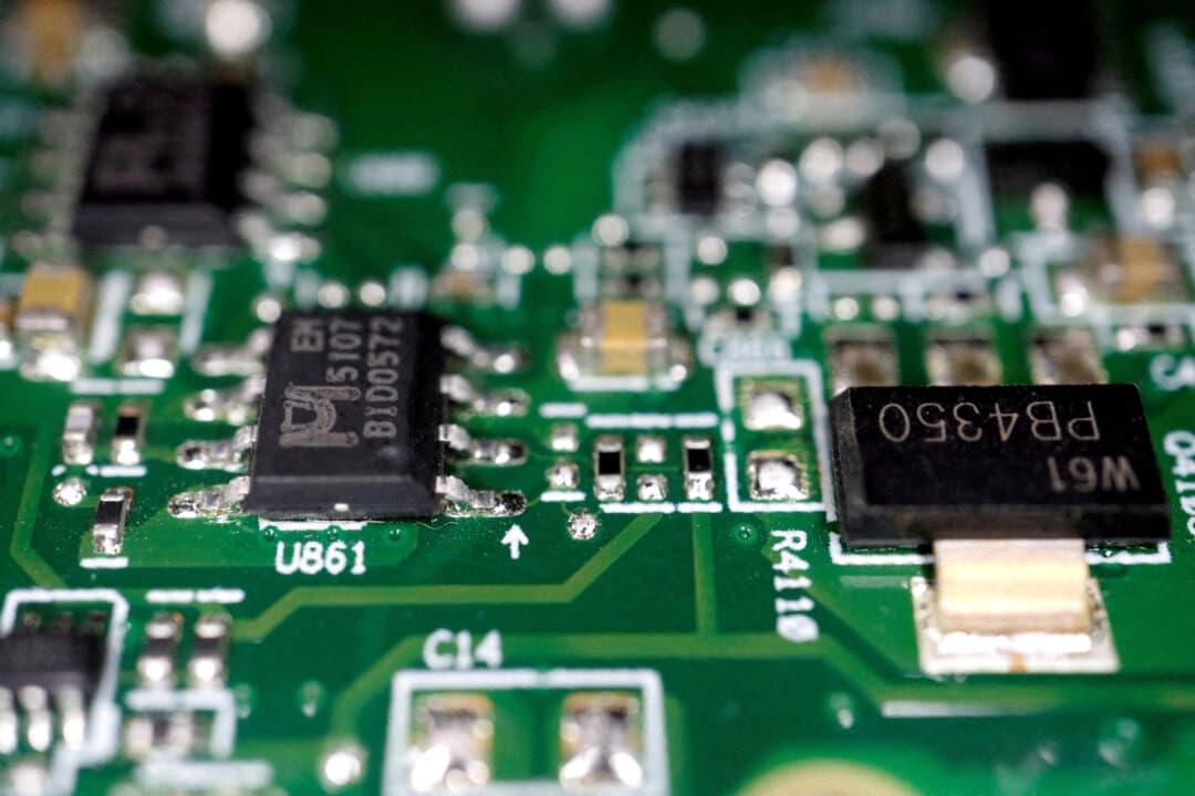 Trump dice que los aranceles a importaciones de chips podrían alcanzar el 300 %