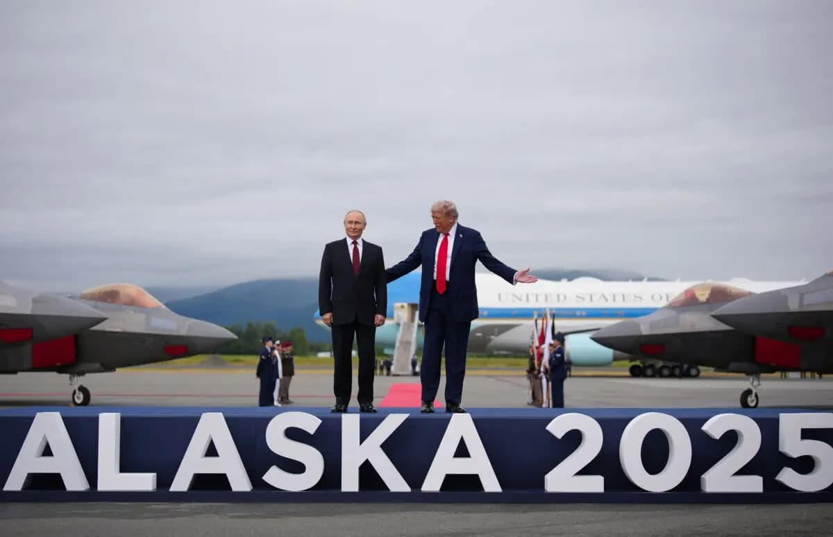 El presidente de Estados Unidos, Donald Trump (derecha), saluda al presidente ruso, Vladimir Putin, a su llegada a la Base Conjunta Elmendorf-Richardson el 15 de agosto de 2025 en Anchorage, Alaska. Los dos líderes se reúnen para mantener conversaciones de paz con el objetivo de poner fin a la guerra en Ucrania. (Andrew Harnik/Getty Images)