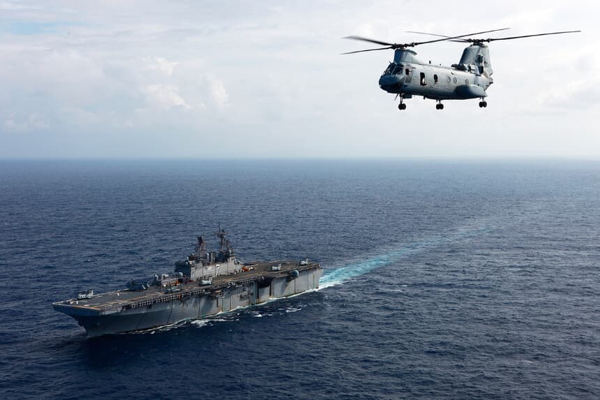 Un helicóptero Sea Knight asignado al Escuadrón de Helicópteros Medianos de la Marina despega del buque de asalto anfibio multipropósito USS Iwo Jima ,el 6 de noviembre de 2010 en el mar Caribe. (Foto del sargento Samuel R. Beyers, del Cuerpo de Marines de los Estados Unidos, vía Getty Images)