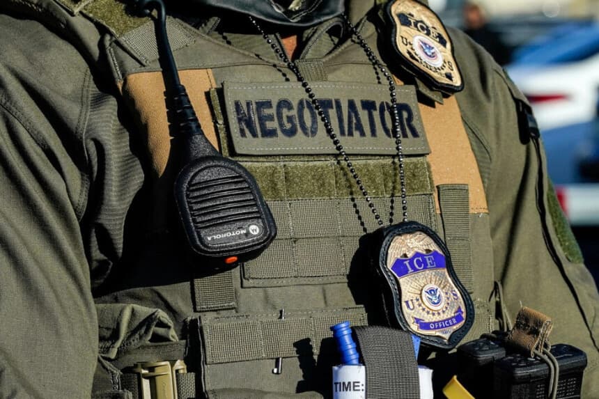 ICE detiene a un ciudadano mexicano tras chocar contra vehículos gubernamentales y herir a un agente