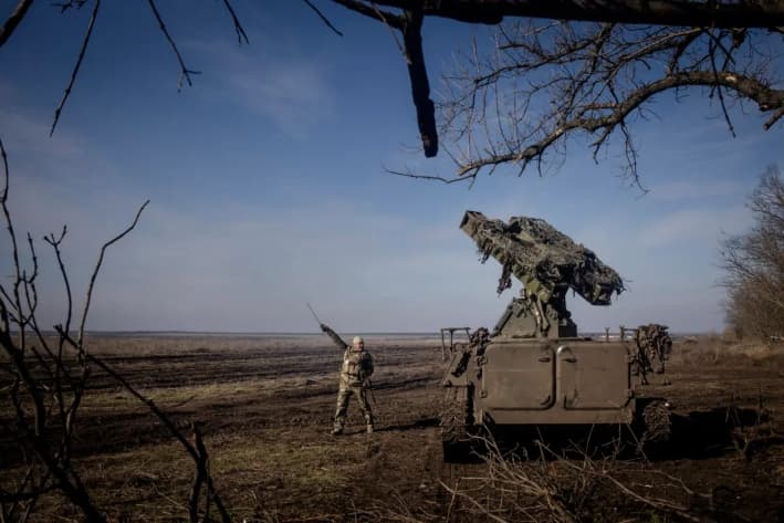 Una batería de misiles antiaéreos ucraniana se prepara para disparar contra un dron ruso que se aproxima cerca de Marinka, Ucrania, el 23 de febrero de 2024. (Chris McGrath/Getty Images)