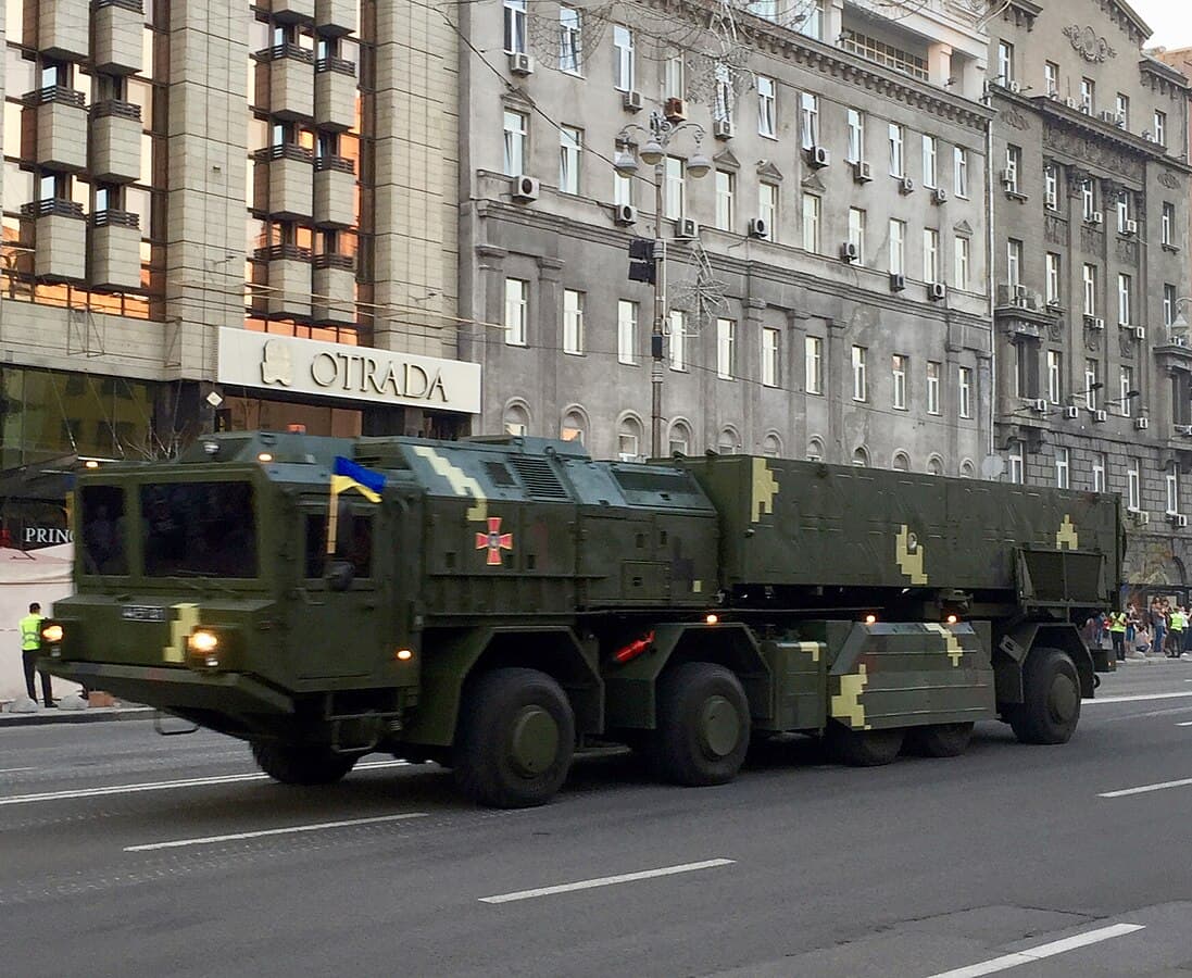 Un prototipo del sistema de misiles balísticos de corto alcance móvil Hrim-2/Sapsan durante los ensayos para el desfile del Día de la Independencia en Kiev, Ucrania, en 2018. (Sergienkod)