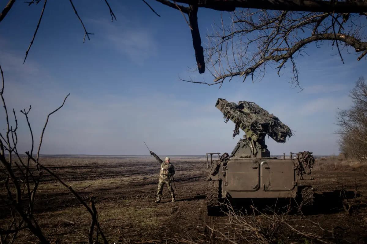 Una batería de misiles antiaéreos ucranianos se prepara para disparar contra un dron ruso que se aproxima cerca de Marinka, Ucrania, el 23 de febrero de 2024. (Chris McGrath/Getty Images)
