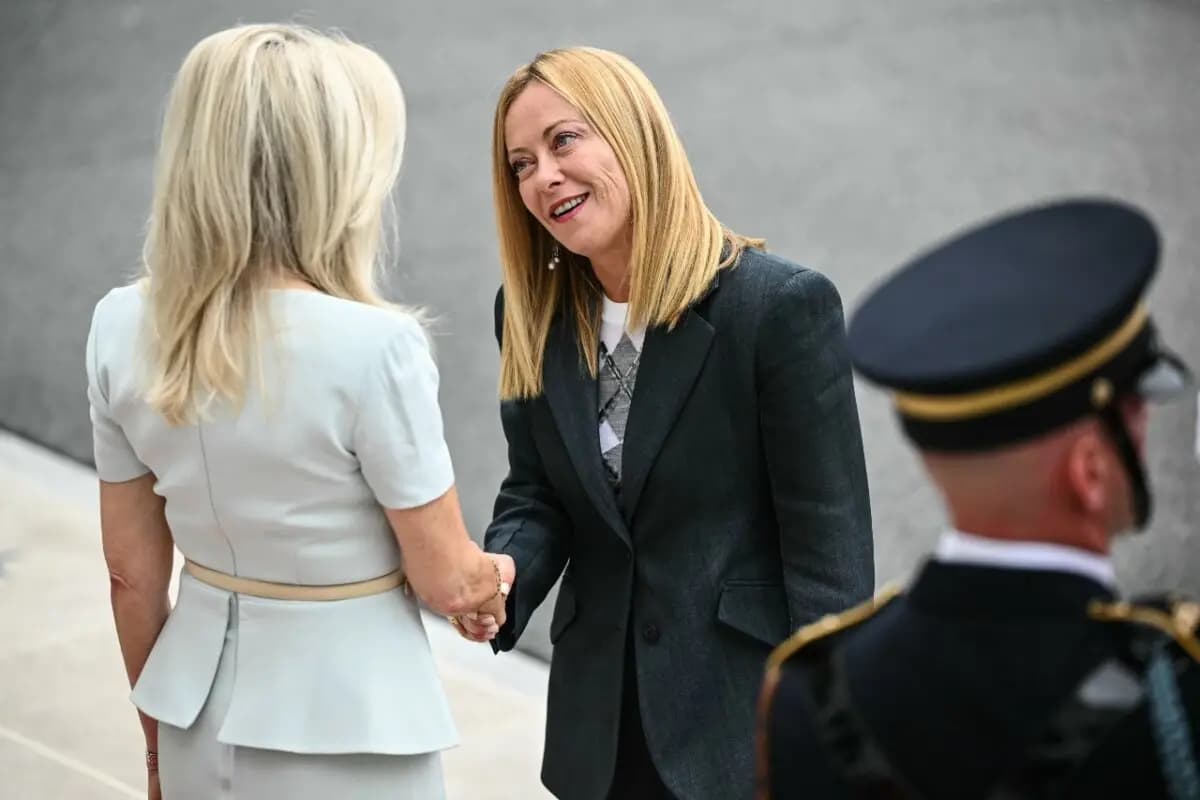 La primera ministra italiana, Giorgia Meloni, es recibida por la jefa de protocolo de Estados Unidos, Monica Crowley (izquierda), a su llegada al pórtico sur de la Casa Blanca en Washington, D.C., el 18 de agosto de 2025. (Mandel Ngan/AFP a través de Getty Images)