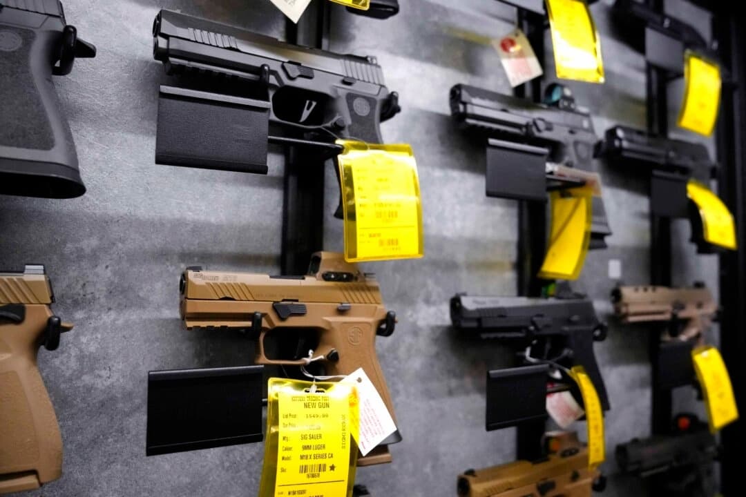 Una selección de pistolas en una armería de Kittery, Maine, el 9 de agosto de 2025. (Charles Krupa/AP Photo)