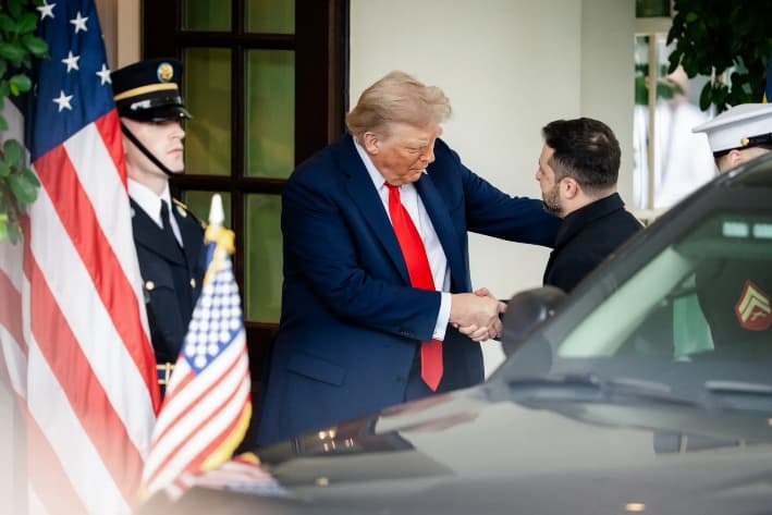 El presidente de Estados Unidos, Donald Trump, saluda al presidente ucraniano, Volodímir Zelenski, antes de una reunión con líderes europeos en la Casa Blanca, el 18 de agosto de 2025. La reunión siguió a las conversaciones mantenidas por Trump el 15 de agosto con el presidente ruso, Vladímir Putin, que sentaron las bases para una posible cumbre trilateral con Putin y Zelenski. (Madalina Kilroy/The Epoch Times)