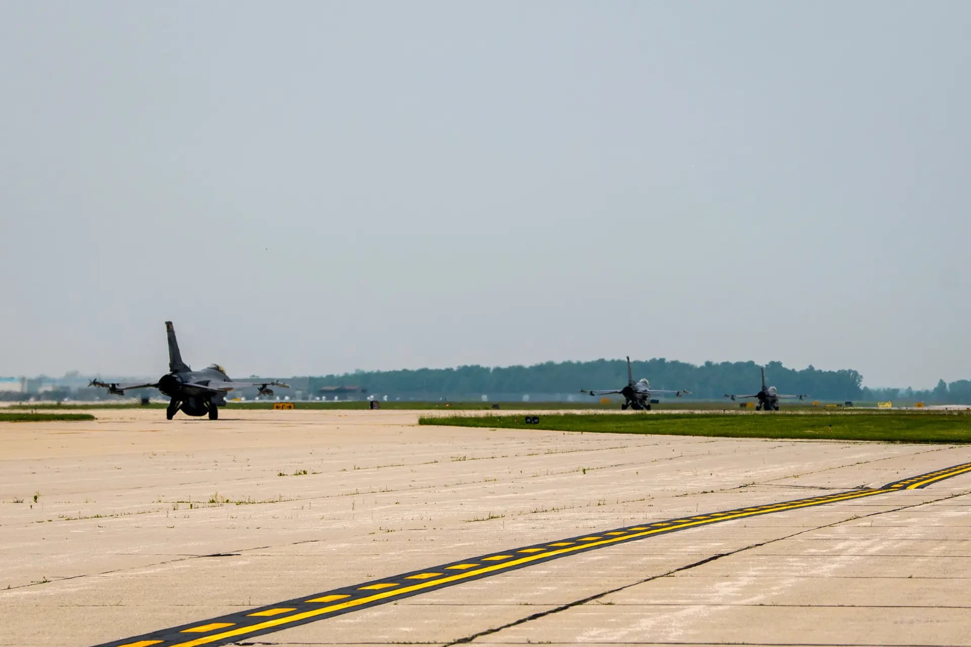 F-16 Fighting Falcons de la Fuerza Aérea de Estados Unidos en la pista de aterrizaje del 122.º Ala de Caza en Fort Wayne, Indiana, el 7 de junio de 2025. Las compras chinas de grandes extensiones de tierras agrícolas estadounidenses, a menudo cerca de bases militares, están provocando una creciente oposición a nivel estatal y federal. (Sargento Halley Clark/Guardia Aérea Nacional de Estados Unidos).