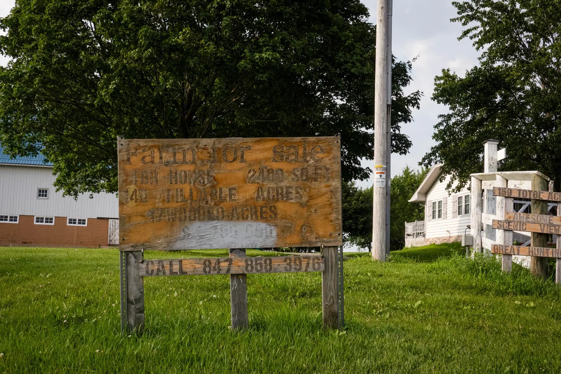 Un cartel descolorido con el letrero "Se vende granja" se encuentra frente a una granja cerca de Clinton, Wisconsin, el 9 de julio de 2025. Según un informe del Departamento de Agricultura de Estados Unidos, las entidades chinas poseían 277,336 acres de tierras agrícolas estadounidenses al 31 de diciembre de 2023. (Scott Olson/Getty Images).