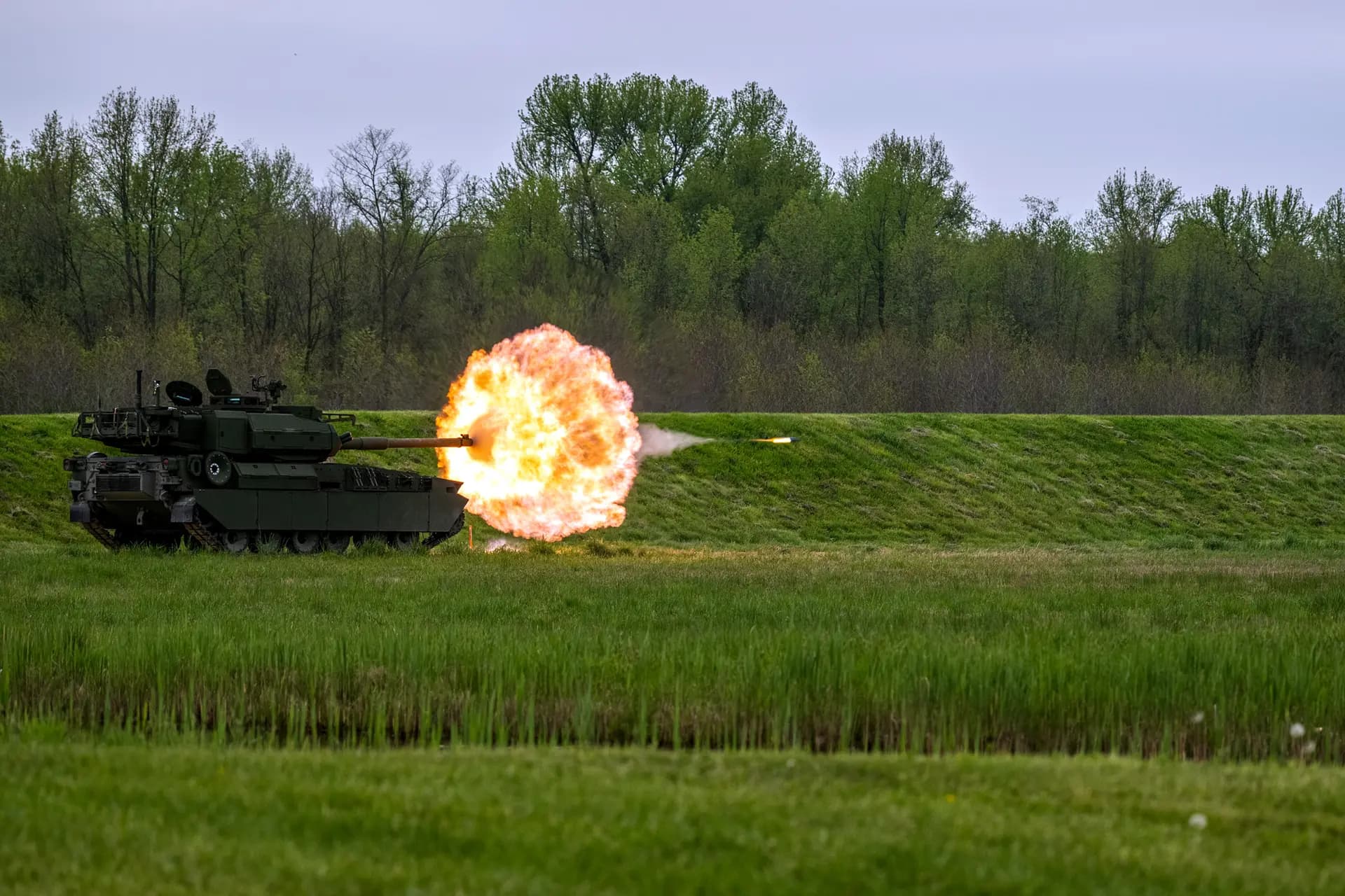 Un vehículo de combate M10 Booker se exhibe durante una ceremonia de inauguración en el campo de pruebas del Ejército de Estados Unidos en Aberdeen, Maryland, el 18 de abril de 2024. La filial china Chesapeake View compró 107 acres en el condado de Harford, donde también se encuentra el campo de pruebas. (Christopher Kaufmann/Ejército de Estados Unidos).