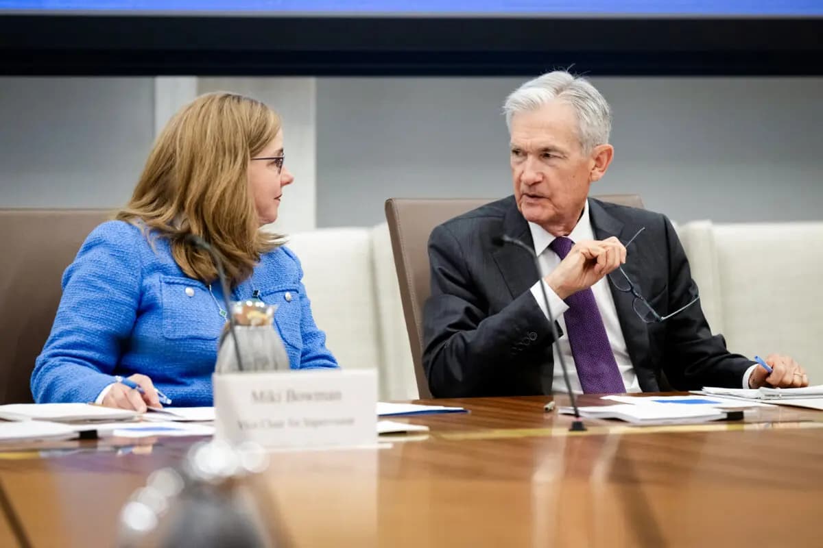 El presidente de la Reserva Federal, Jerome Powell (der.), habla con la vicepresidenta de supervisión, Michelle Bowman, durante una reunión de la junta directiva en el edificio de la Reserva Federal en Washington el 25 de junio de 2025. (Saul Loeb/AFP vía Getty Images)
