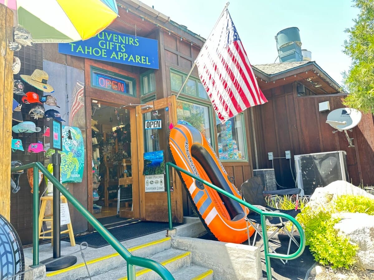 Una tienda de recuerdos en South Lake Tahoe en julio de 2024. Las autoridades de la salud advirtieron al público el 19 de agosto de 2025 que tomara precauciones al aire libre en la zona luego que un residente fuera diagnosticado con peste. (Jill McLaughlin/The Epoch Times).