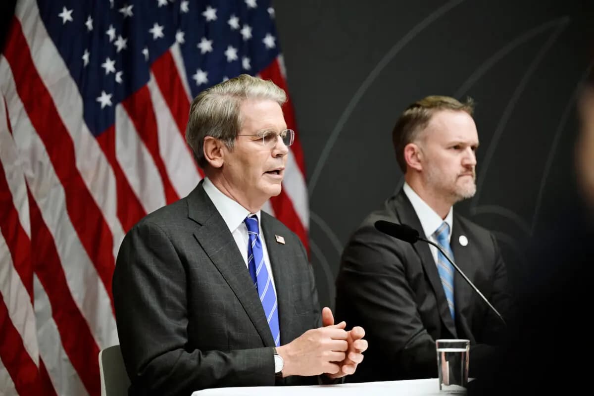 El secretario del Tesoro, Scott Bessent (izquierda), y el representante comercial de Estados Unidos, Jamieson Greer, en una rueda de prensa tras las negociaciones comerciales entre Estados Unidos y China en Estocolmo el 29 de julio de 2025. (Magnus Lejhall/TT News Agency/AFP a través de Getty Images)