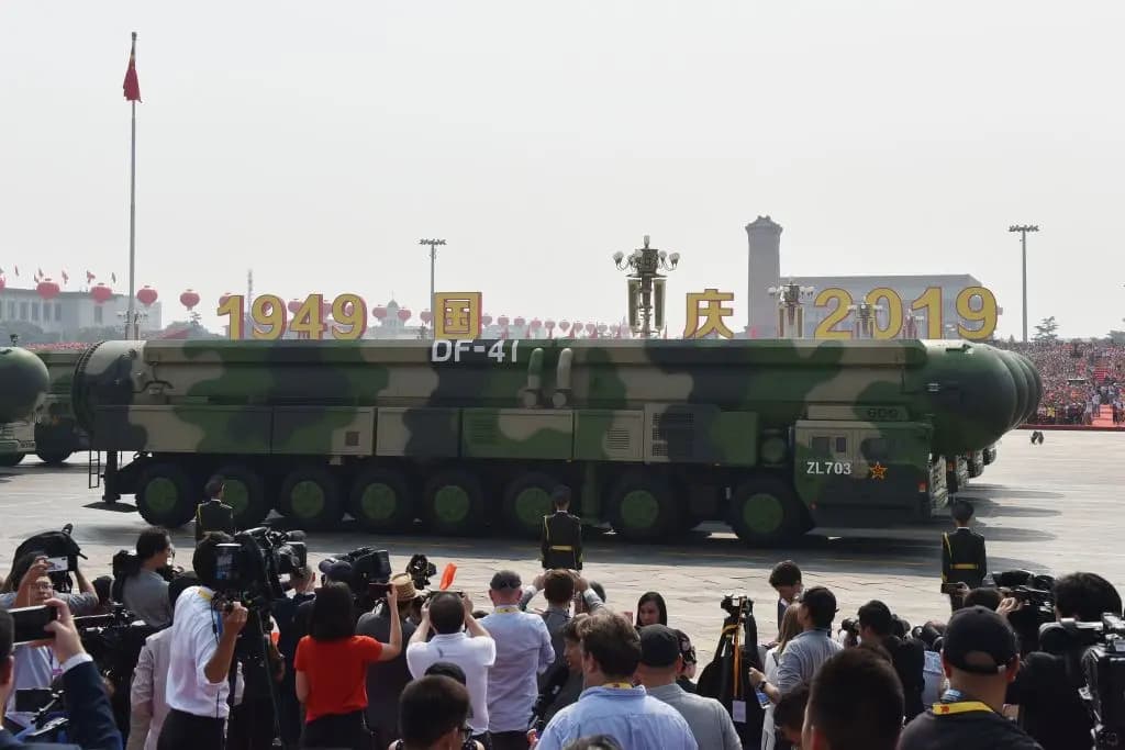 Vehículos militares transportan misiles balísticos intercontinentales DF-41 con capacidad nuclear de China en un desfile militar en la Plaza de Tiananmén para conmemorar el 70.º aniversario de la fundación de la China comunista, en Beijing, el 1 de octubre de 2019. (Greg Baker/AFP vía Getty Images)