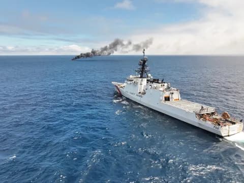 El USCGC Stone lleva a cabo la interdicción de una embarcación sospechosa de contrabando el 16 de agosto de 2025. Después de retirar el contrabando y a los sospechosos, prendió fuego a la embarcación. (Créditos: <a href="https://www.dhs.gov/news/2025/08/20/us-coast-guard-takes-drug-cartels-and-human-smugglers-operation-pacific-viper" target="_blank" rel="noopener">DHS</a>)