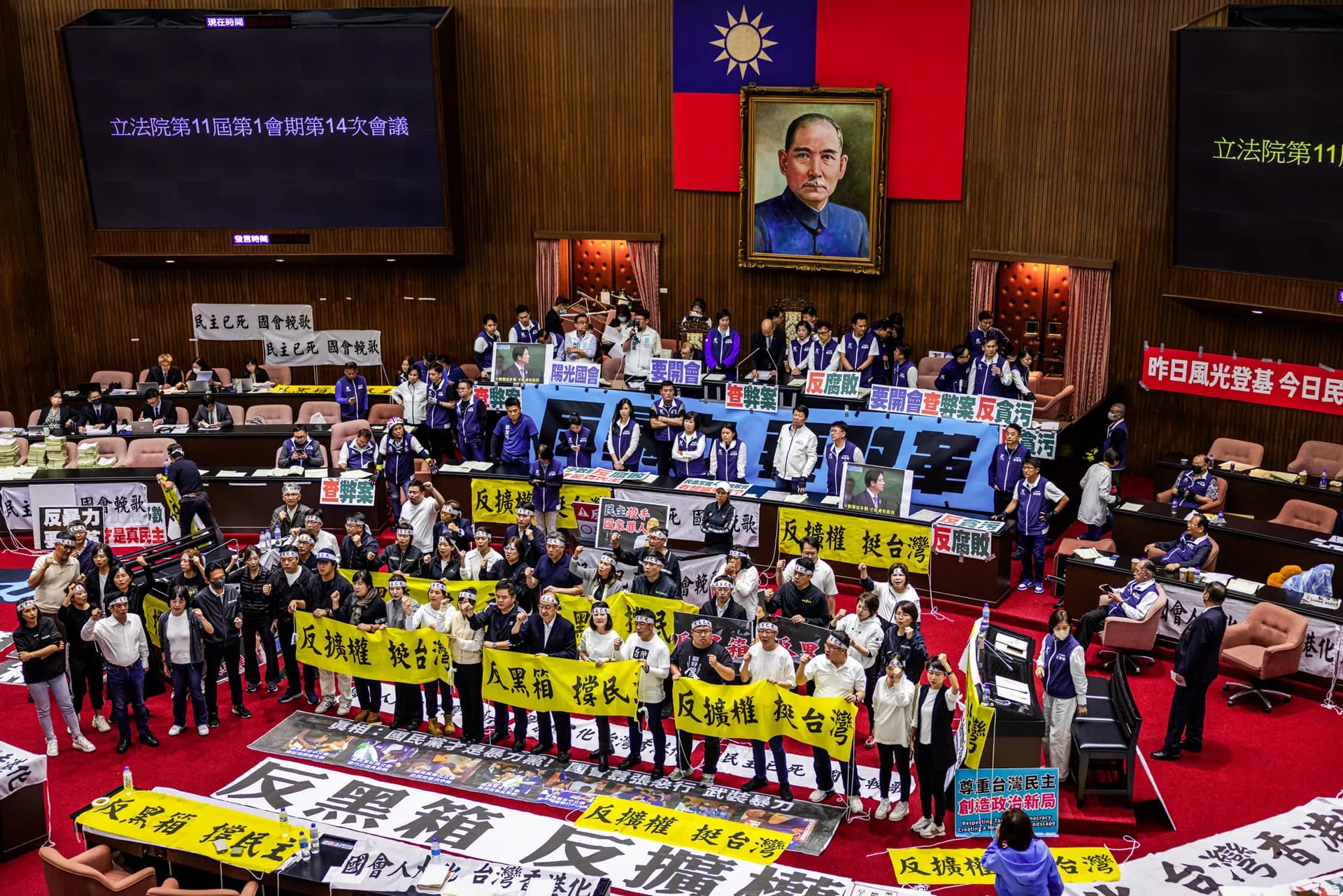 Los legisladores del Partido Democrático Progresista protestan contra el Partido Kuomintang, de la oposición, y el Partido Popular de Taiwán por las reformas legislativas en Taipéi, Taiwán, el 21 de mayo de 2024. La protesta se centró en las supuestas irregularidades y la falta de debate sobre las reformas que otorgarían al poder legislativo mayores facultades de control sobre el Gobierno. (Annabelle Chih/Getty Images).