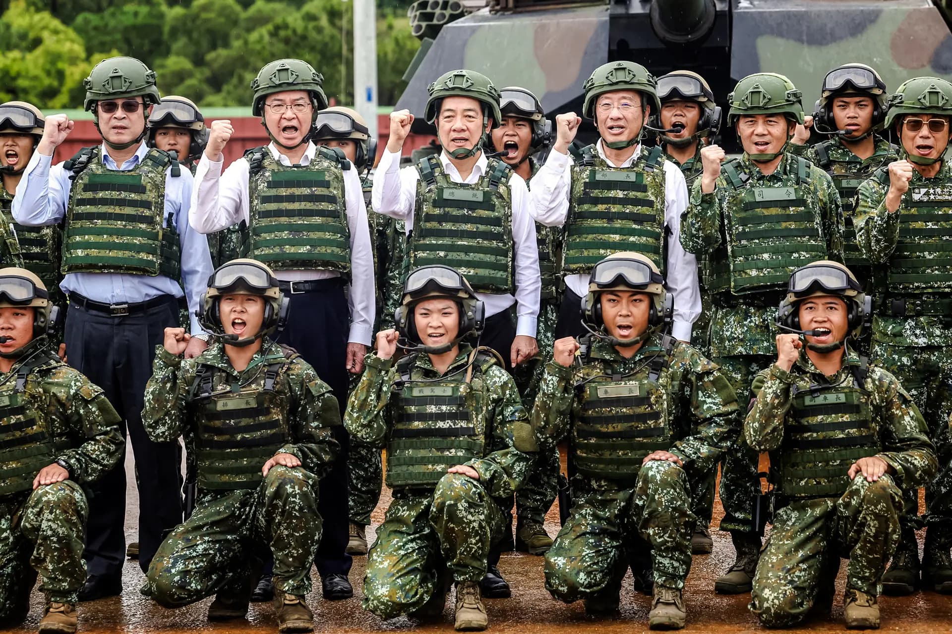 El secretario general del Consejo de Seguridad Nacional de Taiwán, Joseph Wu (segundo por la izquierda), el presidente Lai Ching-te (centro) y el ministro de Defensa Nacional, Wellington Koo (tercero por la derecha), posan con oficiales del ejército frente a un tanque Abrams de fabricación estadounidense en Hsinchu, Taiwán, el 10 de julio de 2025. El Ministerio de Defensa de Taiwán está endureciendo las restricciones de acceso a la inteligencia militar para los miembros del servicio con vínculos con China, en medio de la preocupación por la infiltración del Partido Comunista Chino. (I-Hwa Cheng/AFP a través de Getty Images).