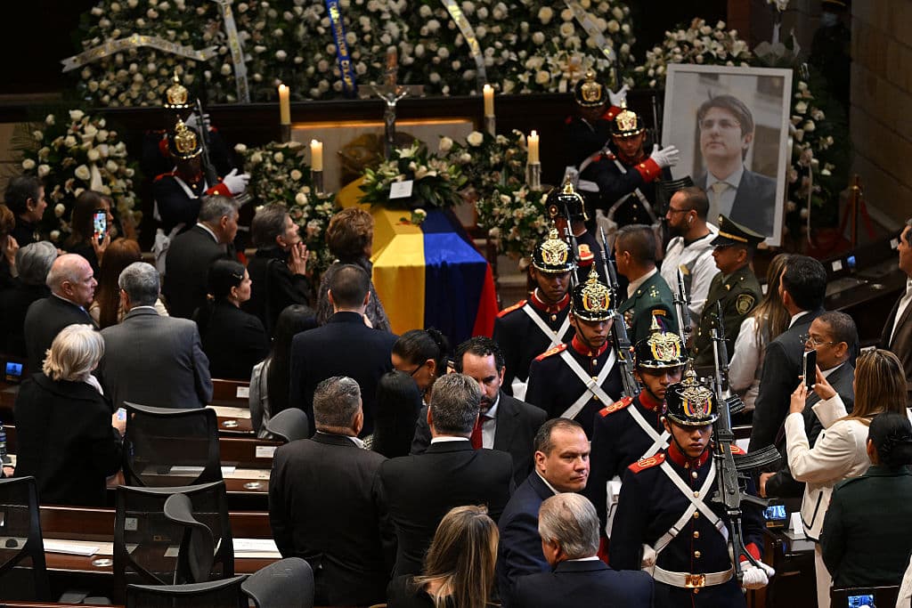 La Guardia Presidencial realiza cambio de guardia frente al féretro y retrato del candidato presidencial colombiano Miguel Uribe, asesinado, en el velorio del Congreso en Bogotá, el 12 de agosto de 2025. (Raul Arboleda/AFP vía Getty Images)